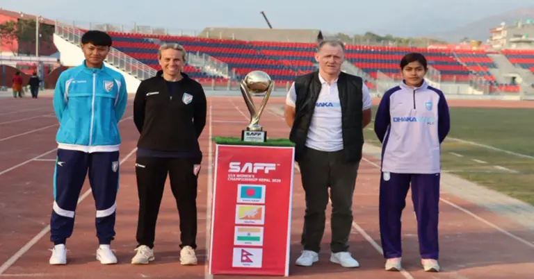 ট্রফির পাশে দুই দলের ক্যাপ্টেন